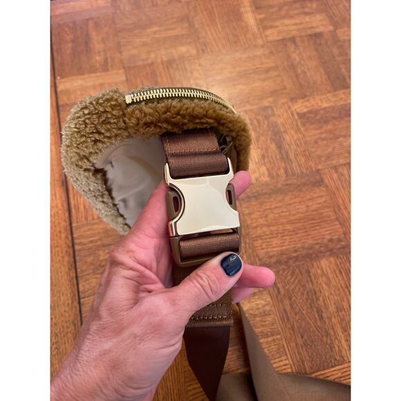 Lululemon Everywhere Sherpa Belt Bag in golden brown - Picture 4 of 7